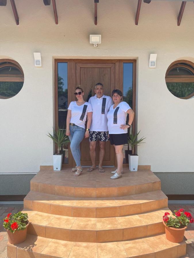 فيلا House4U Balatonszárszó المظهر الخارجي الصورة